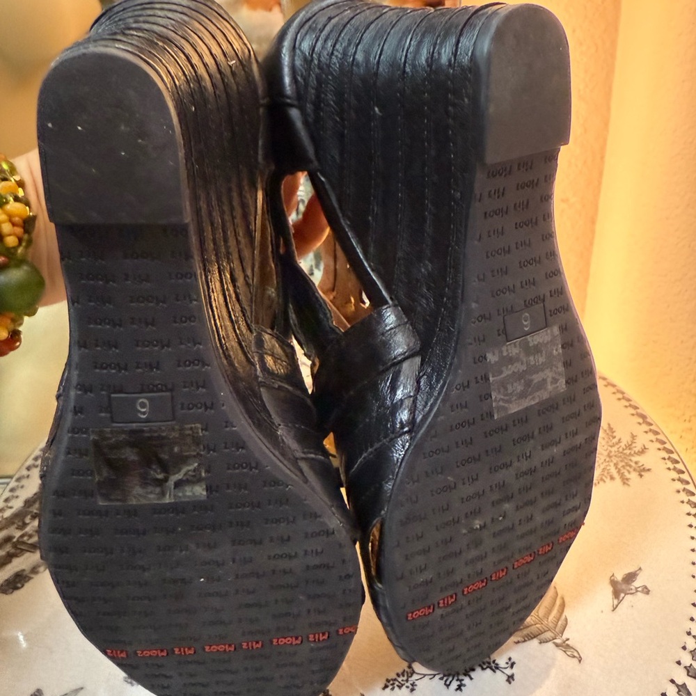Miz Mooz 6 EUC Black Leather Tamara 3.5" Wedge Heel Sandal Back Zip zipper - Picture 13 of 16